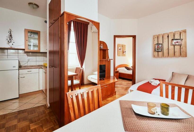 سوییت, Rooms & Restaurant Ostarija