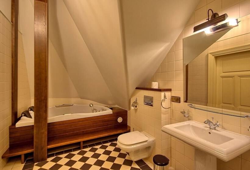 דירת חדר, Pałac Tłokinia