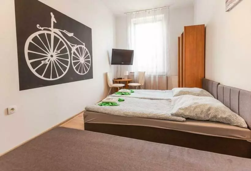 Standard Kolmen Hengen Huone, Bike Hostel&camp