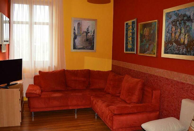 Family Suite, Plauter Kúria