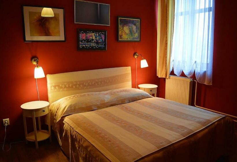 Family Suite, Plauter Kúria