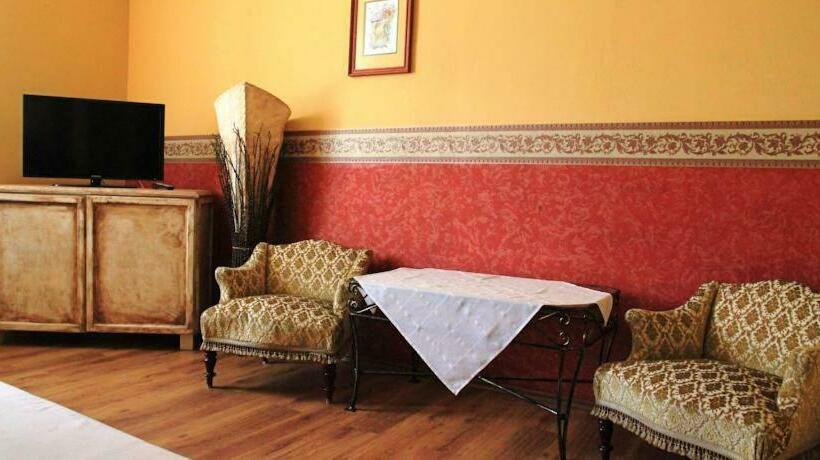 Люкс Повышенной Комфортности, Plauter Kúria