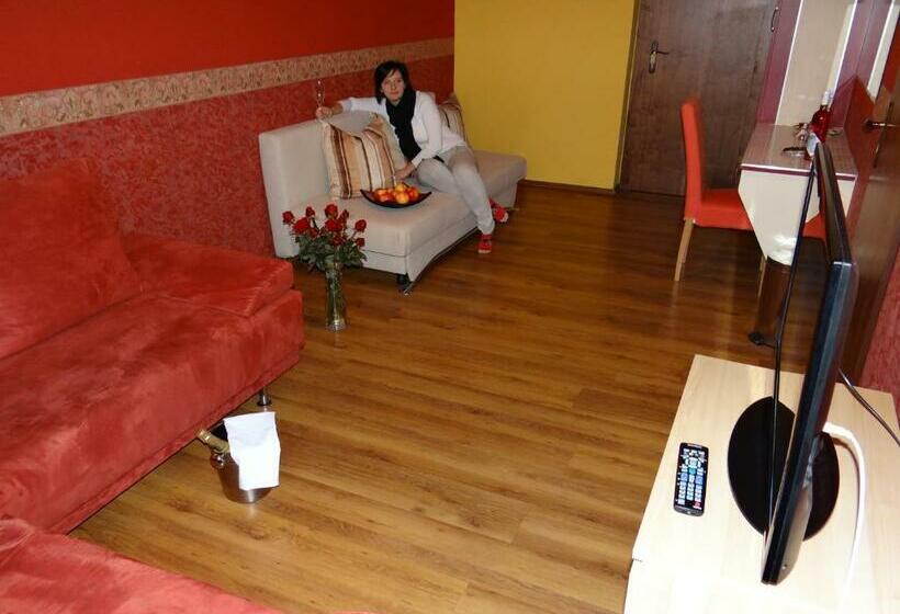 Family Suite, Plauter Kúria