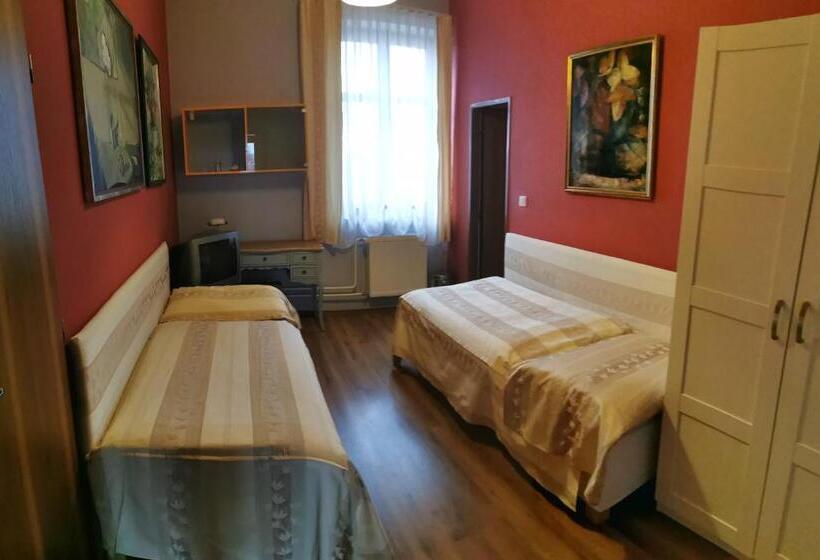 Люкс Вид на Сад, Plauter Kúria