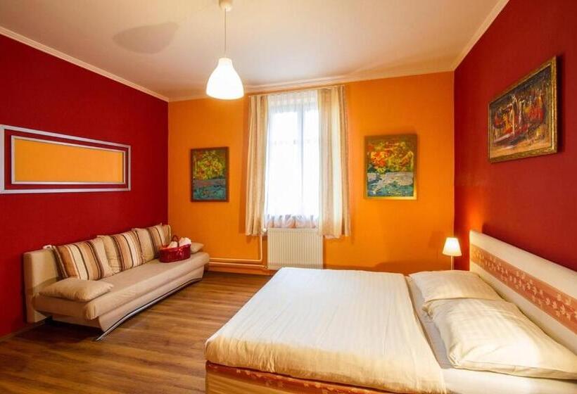 Семейный Номер Вид на Сад, Plauter Kúria