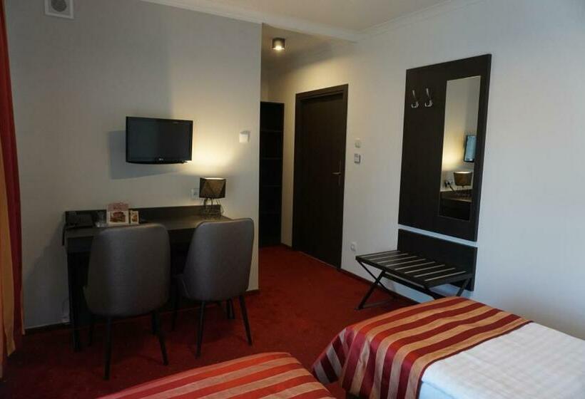 古典房间, Restauracja Varia