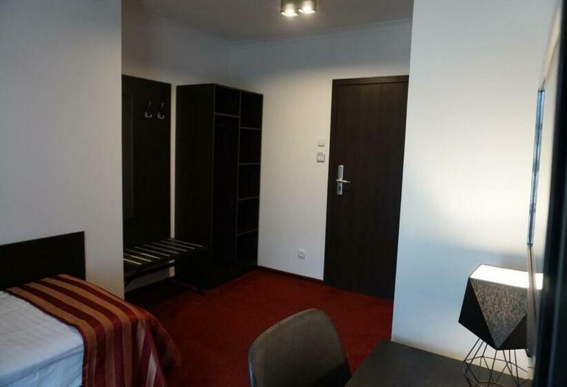 经典单人间, Restauracja Varia