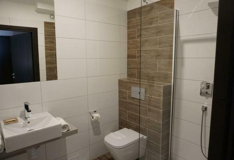 古典房间, Restauracja Varia