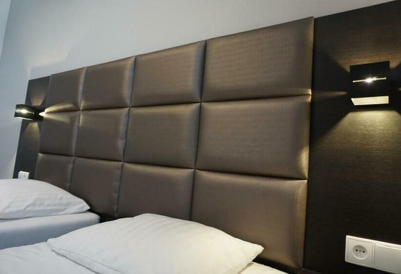 古典房间, Restauracja Varia