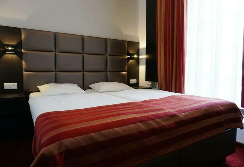 豪华房间, Restauracja Varia