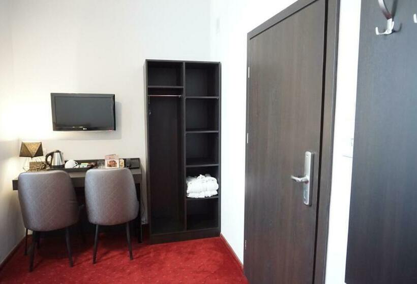 豪华房间, Restauracja Varia