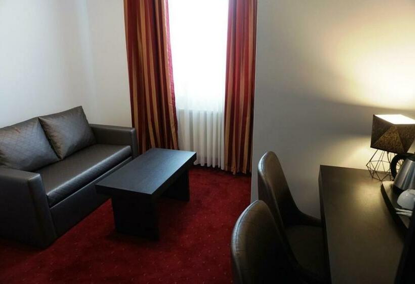 豪华房间, Restauracja Varia