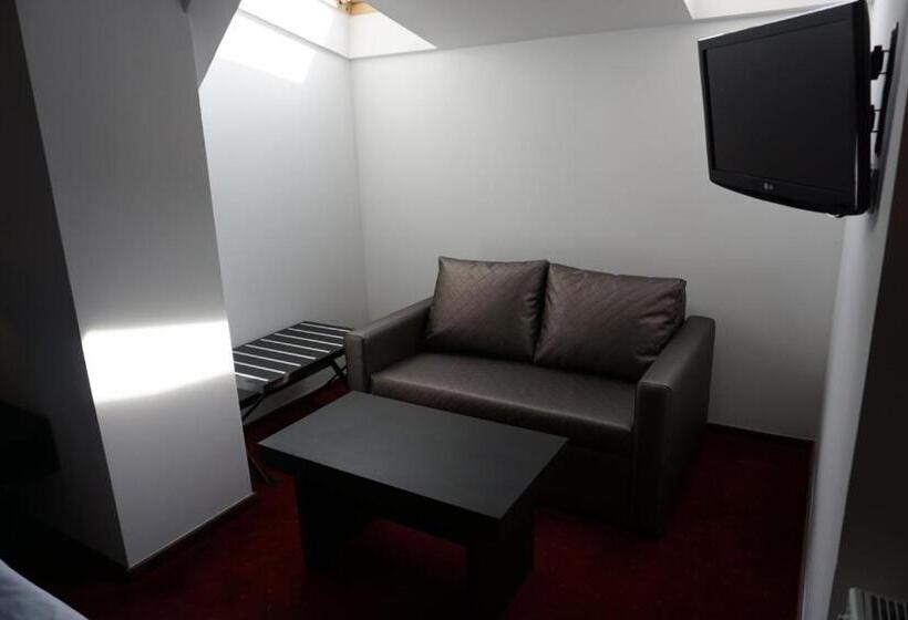 舒适型房间, Restauracja Varia