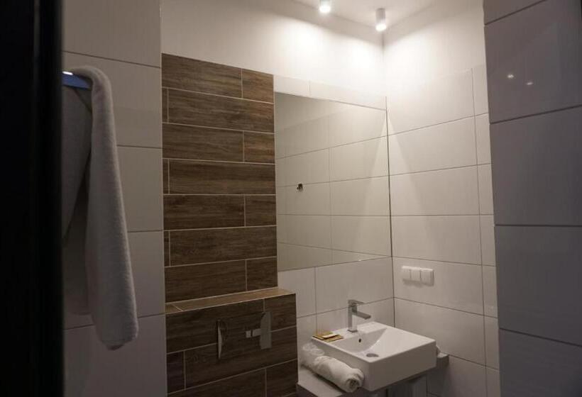 舒适型房间, Restauracja Varia