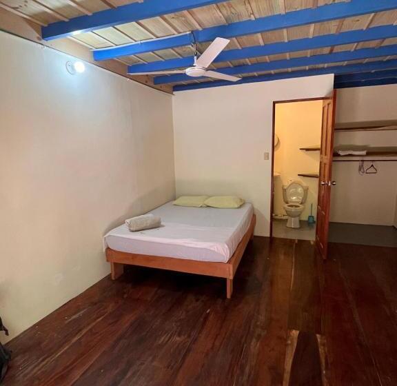 标准间带阳台, Hostel Tuanis Surf Camp