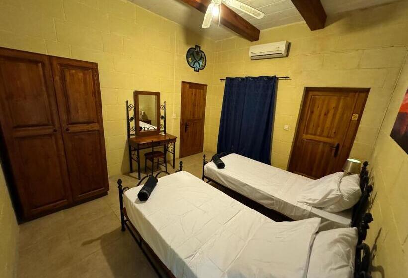 اتاق لوکس, Tal Bir Farmhouse