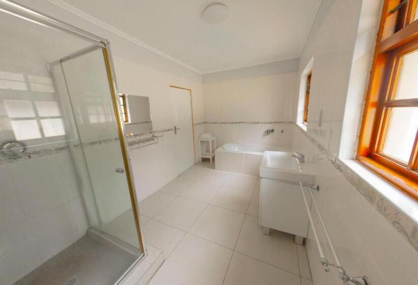 اتاق لوکس با تخت بزرگ, Green Lagoon Guest House Tawana