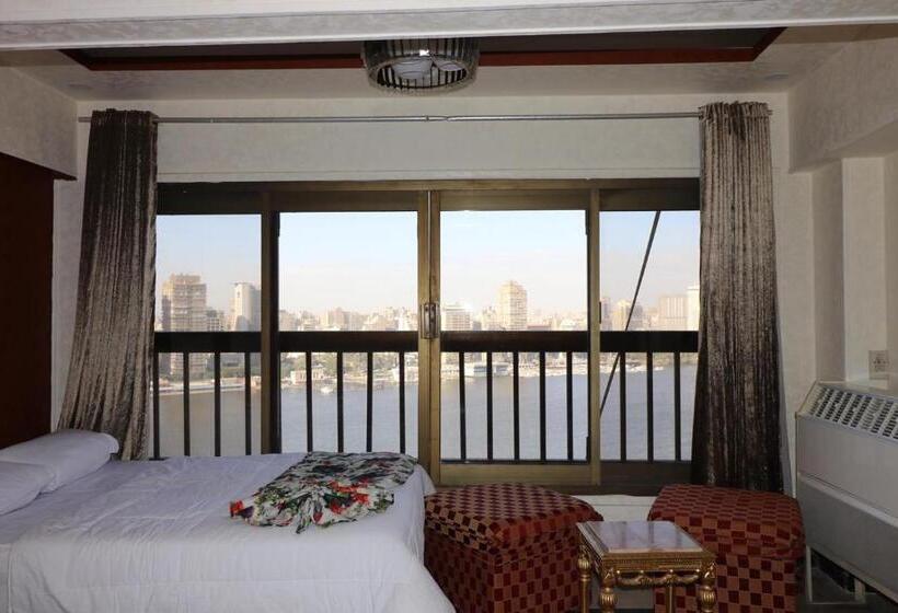 سوئیت جونیور با چشمانداز, Jasmine Nile Sky