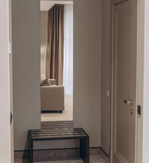 جناح جونيور عائلى, Park Hotel Bristol