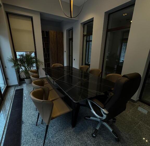 جناح جونيور عائلى, Park Hotel Bristol