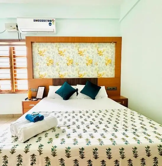 Deluxe-huone King-vuode, Rams Guest House Meadows Near Lulu Mall & Kims Hospital