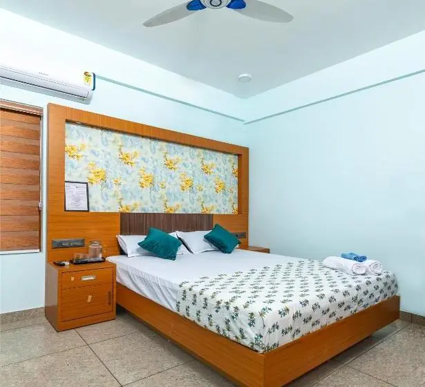 Deluxe-huone King-vuode, Rams Guest House Meadows Near Lulu Mall & Kims Hospital