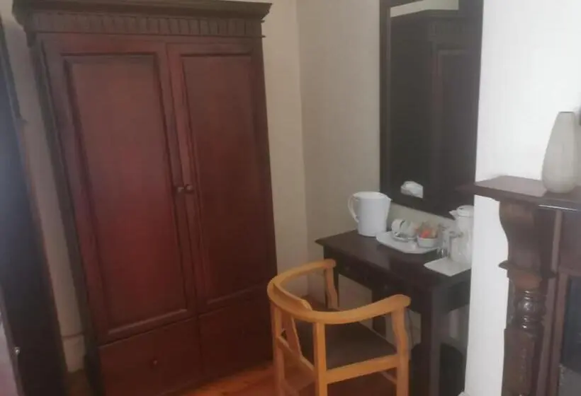 コンフォートルーム, Tom S Place Guest House