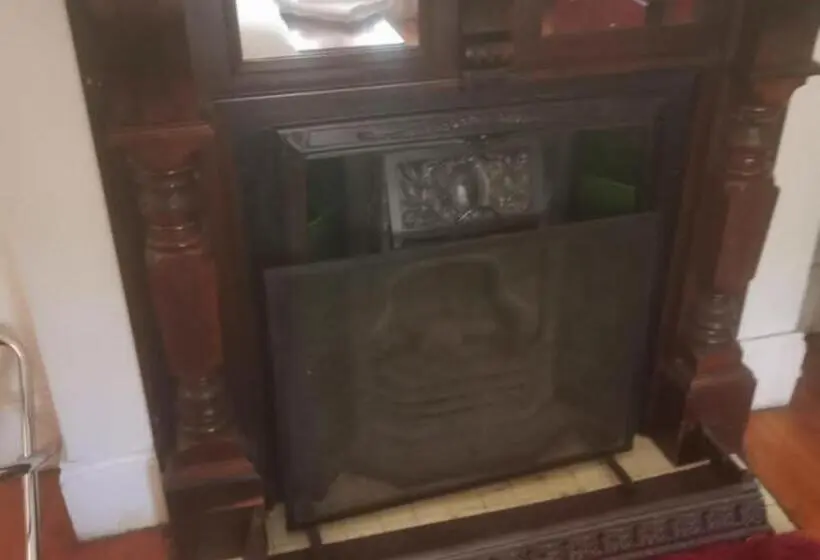 プレミアムルーム, Tom S Place Guest House