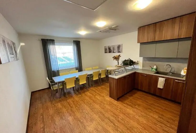Bisneshuone, Ubytovanie Pod Bielymi Karpatmi