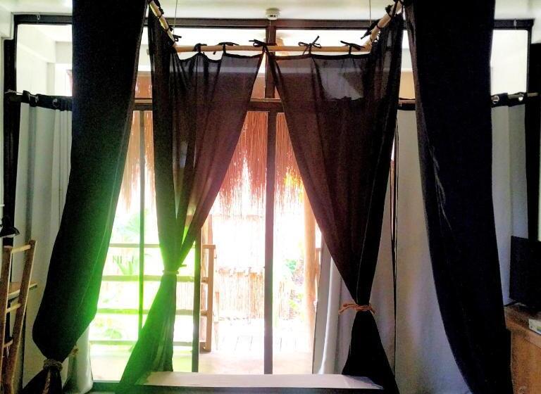 سوئیت با بالکن, Tarzan S House