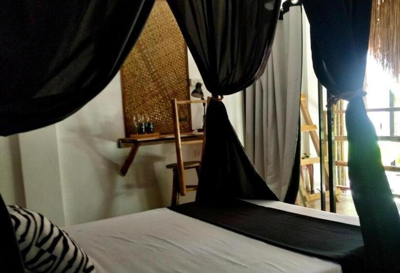 سوئیت با بالکن, Tarzan S House
