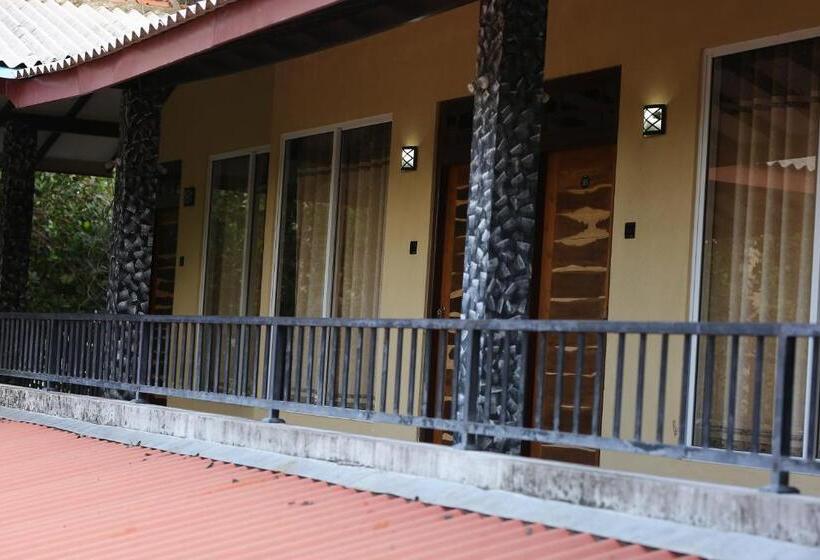 디럭스 룸, Green Lake View Yala Resort