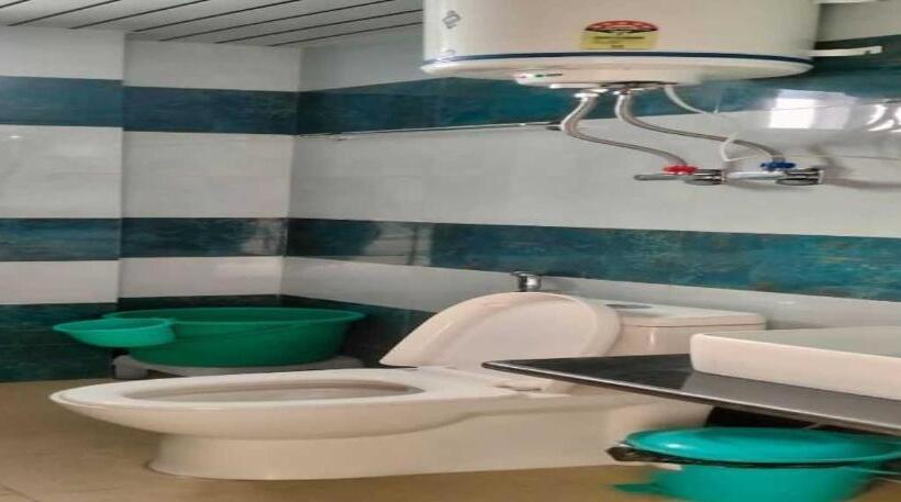 اتاق کلاسیک سه تخته, Midway Inn