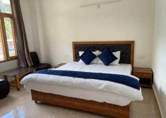 اتاق کلاسیک سه تخته, Midway Inn