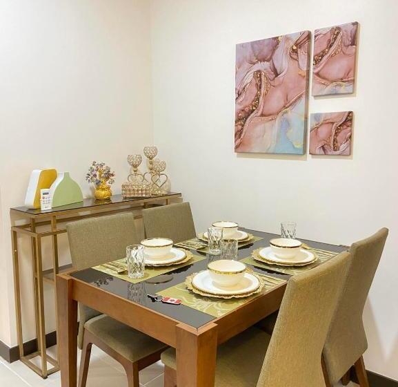 اتاق خانوادگی, Maxine Staycation