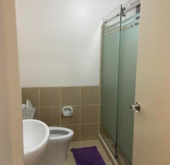 اتاق خانوادگی, Maxine Staycation