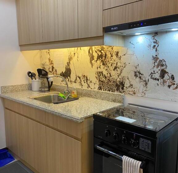 اتاق خانوادگی, Maxine Staycation