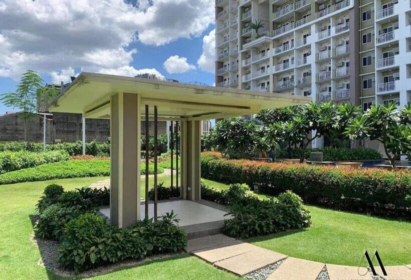 اتاق خانوادگی, Maxine Staycation