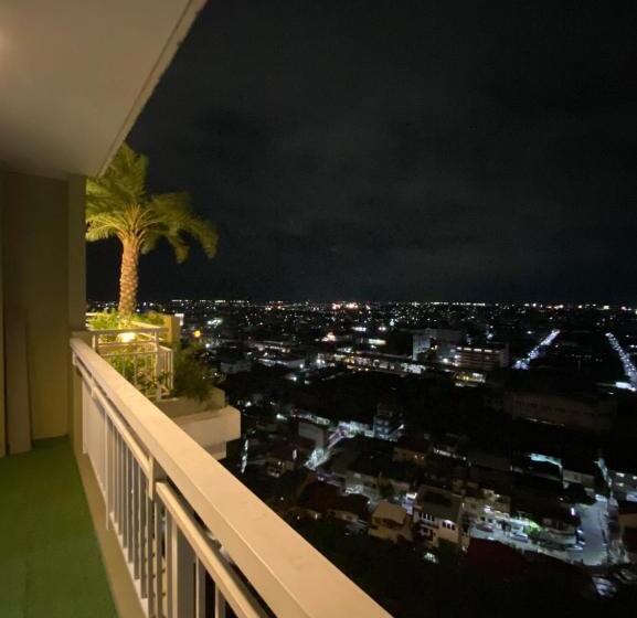 اتاق خانوادگی, Maxine Staycation