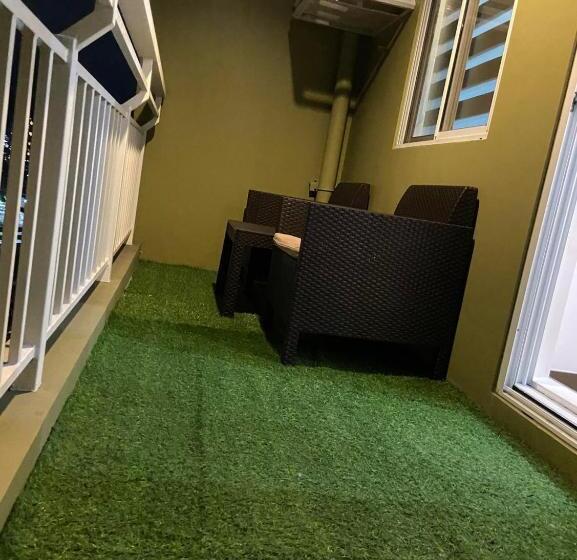 اتاق خانوادگی, Maxine Staycation