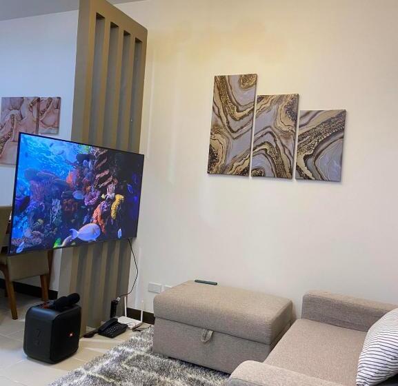 اتاق خانوادگی, Maxine Staycation