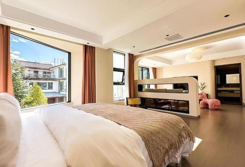 Люкс Повышенной Комфортности, Lijiang Painted Mountain Cloud House Boutique B&b