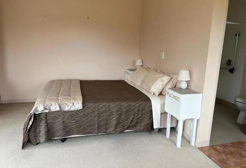スタンダードスタジオ, Carrickfergus Cottage Unit 1