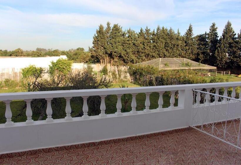 سوییت با چشم‌انداز باغ, L Hacienda