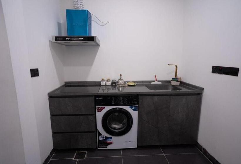 سوییت خانوادگی, Motel Danzha