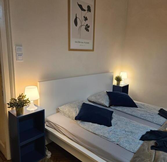 带2个卧室的套房, Chic Central Rooms