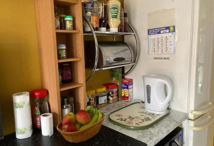 庭の見えるスタンダードトリプルルーム, Hong Kong Inn