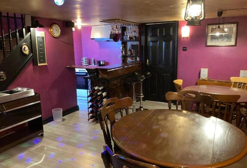 Трехместный Номер Стандарт Вид на Сад, Hong Kong Inn