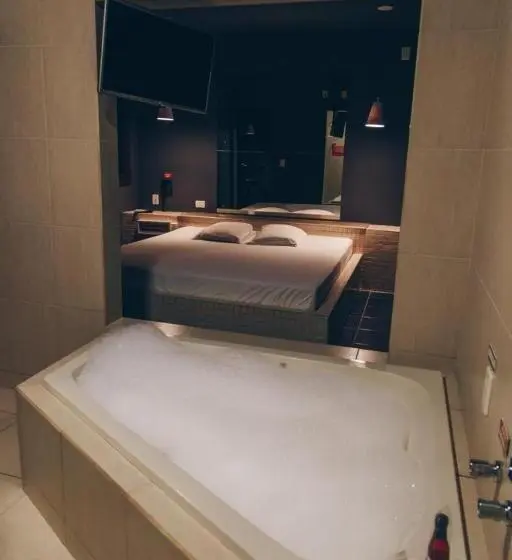 デラックススイート, Champagne Motel By Drops
