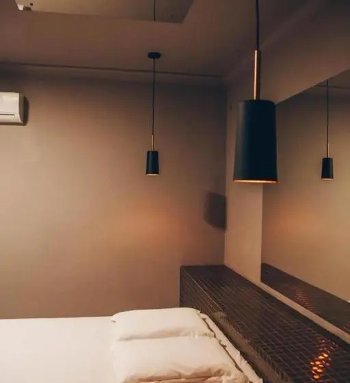 デラックススイート, Champagne Motel By Drops